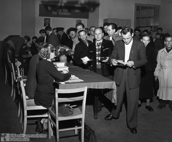 Andrang in einem Wahllokal in Gransee/Brandenburg am Tag der Bezirkstags- und Volkskammerwahlen (17. Oktober 1954)